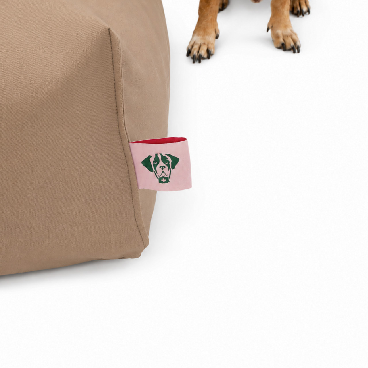 Detailansicht des taupefarbenen Bezugs am Hundekissen BUDDYstyle Waterproof mit Hound-Nature-Logoetikett