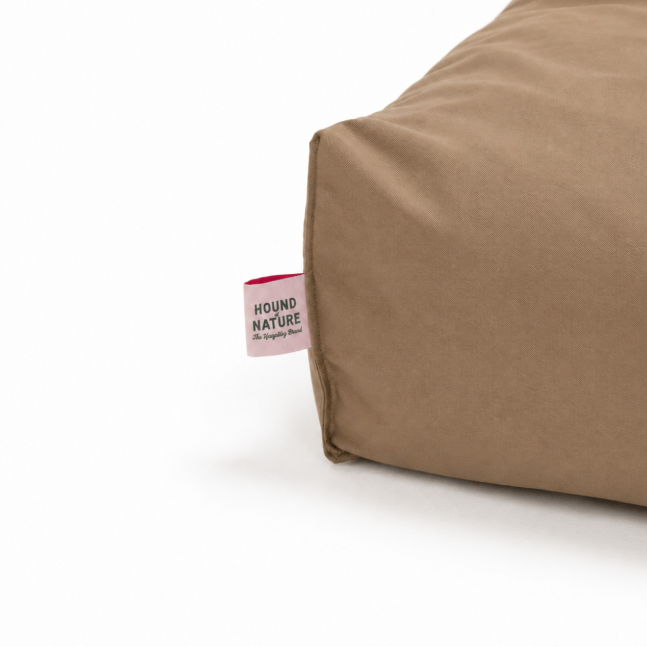Nahaufnahme der Seitennaht des Hundekissens BUDDYstyle Waterproof in Taupe mit Hound-Nature-Markenetikett
