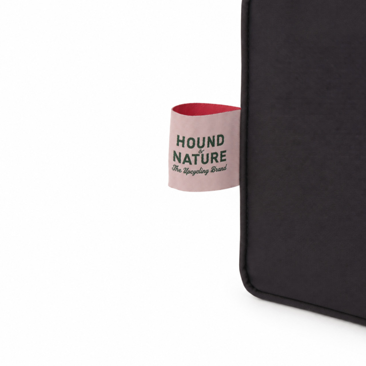 Nahaufnahme der Seitennaht des Hundekissens BUDDYstyle Waterproof in Grau mit Hound-Nature-Markenetikett